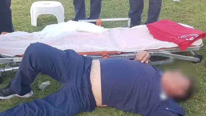 פקח שהתבקש להזיז צעירים שמינגלו ליד אנדרטת הזיכרון והוכה קשות אשדוד, 19 באפריל 2017 פקח שהתבקש להזיז צעירים שמינגלו ליד אנדרטת הזיכרון והוכה קשות אשדוד, 19 באפריל 2017