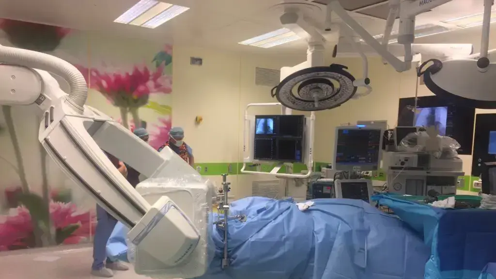 אהרון שוורץ שנפל על קיר ברל לאחר הניתוח שנועד לקבע את חוליות הגב שלו, 20 באפריל 2017 אהרון שוורץ שנפל על קיר ברל לאחר הניתוח שנועד לקבע את חוליות הגב שלו, 20 באפריל 2017