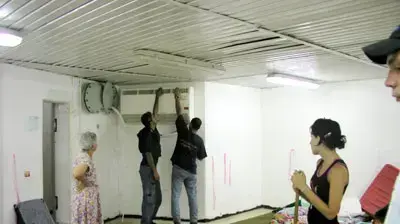 עובדי חברת החשמל התקינו מזגנים במקלטים בצפון (חברת חשמל) עובדי חברת החשמל התקינו מזגנים במקלטים בצפון (חברת חשמל)