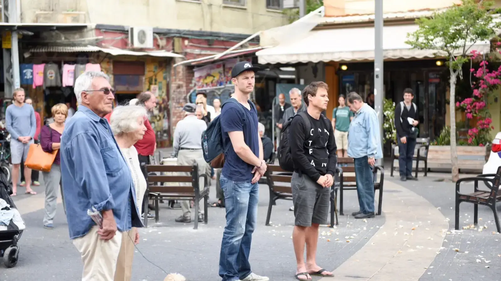 צפירה לרגל יום הזיכרון לשואה ולגבורה, שוק הכרמל, תל אביב, אפריל 2017 צפירה לרגל יום הזיכרון לשואה ולגבורה, שוק הכרמל, תל אביב, אפריל 2017