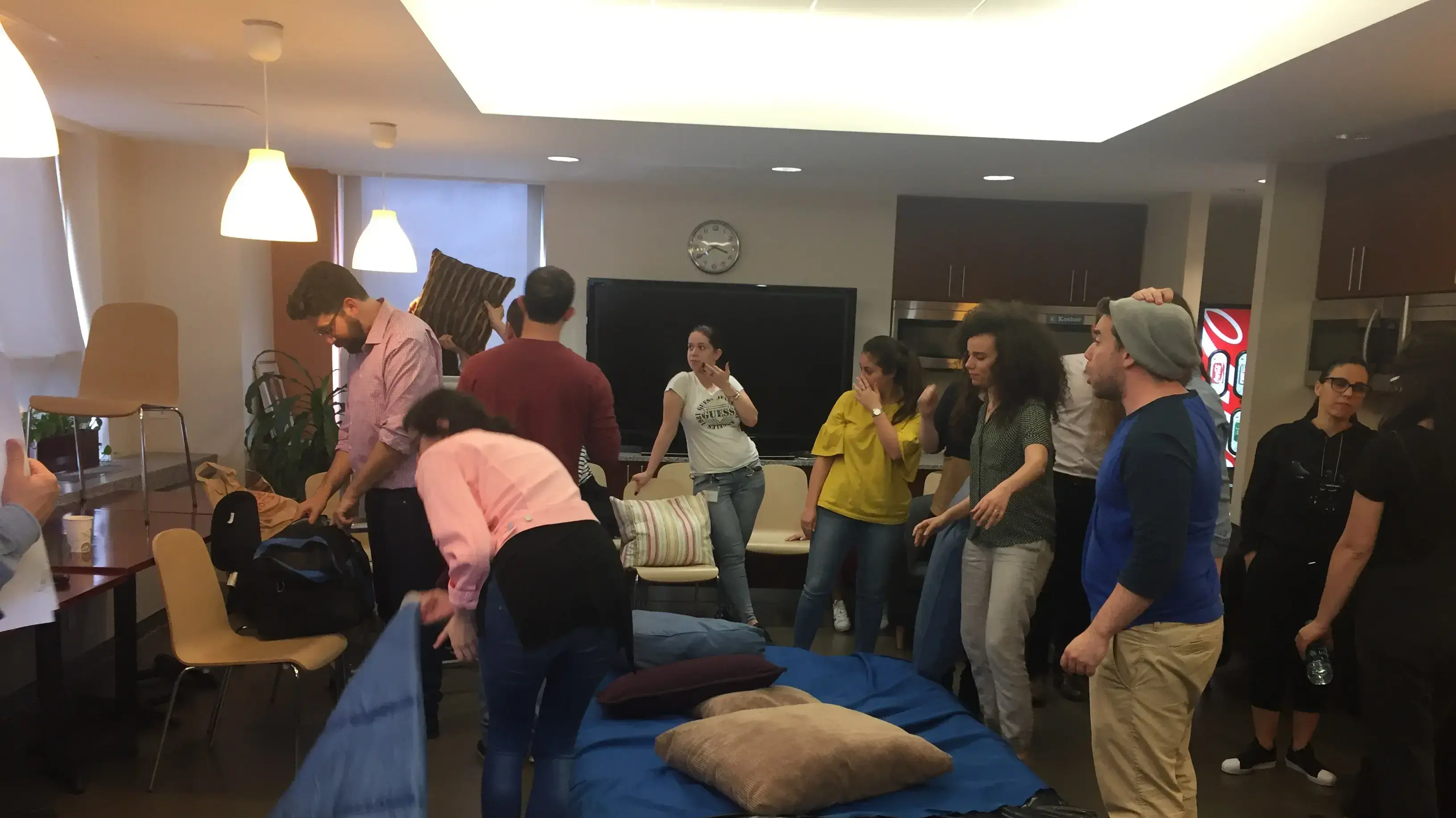 עובדי עמ"י ישנים בקונסוליה הישראלית בניו יורק במסגרת מאבקם לשיפור התנאים, אפריל 2017 עובדי עמ"י ישנים בקונסוליה הישראלית בניו יורק במסגרת מאבקם לשיפור התנאים, אפריל 2017