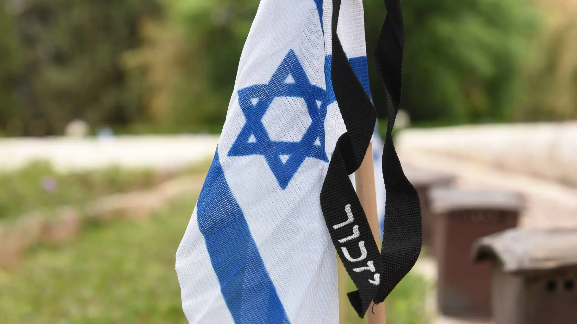 הנחת דגלונים בבית הקברות בנחלת יצחק 30 באפריל 2017 הנחת דגלונים בבית הקברות בנחלת יצחק 30 באפריל 2017