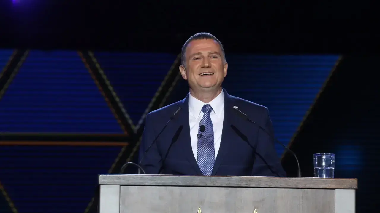 יו"ר הכנסת יולי אדלשטיין בטקס הדלקת המשואות, הר הרצל, 1 במאי 2017 יו"ר הכנסת יולי אדלשטיין בטקס הדלקת המשואות, הר הרצל, 1 במאי 2017