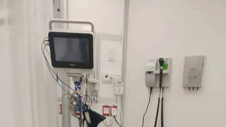 שופט כדורגל בן 17 שלף כרטיס אדום לשחקן וספג מכות קשות 4 במאי 2017 שופט כדורגל בן 17 שלף כרטיס אדום לשחקן וספג מכות קשות 4 במאי 2017