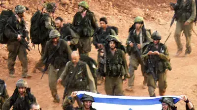 חיילי מילואים יוצאים מלבנון (דן ברונפלד) חיילי מילואים יוצאים מלבנון (דן ברונפלד)