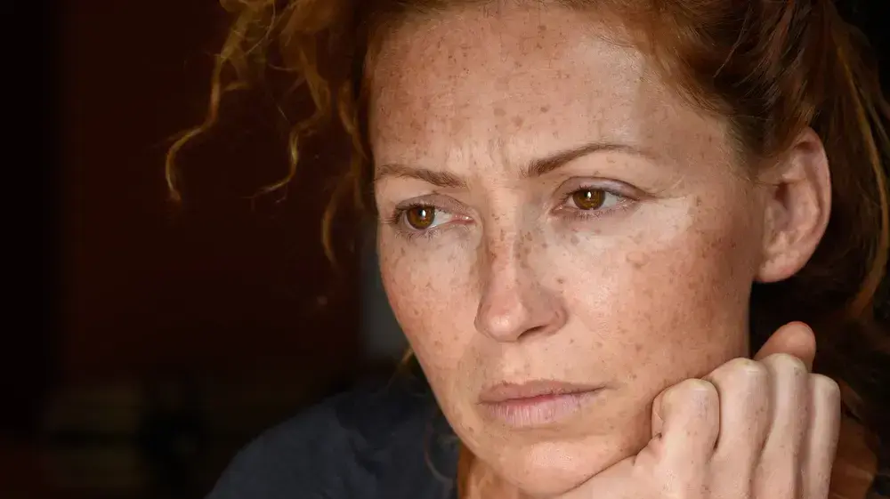 אישה ג'ינג'ית מודאגת אישה ג'ינג'ית מודאגת