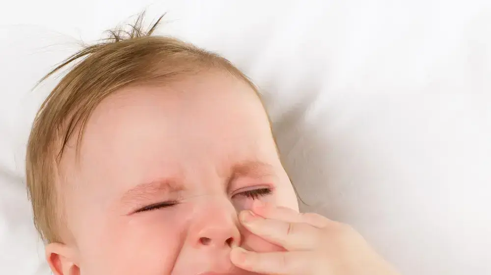 הכנסת הידיים לפה מרגיעה את כאבי השיניים