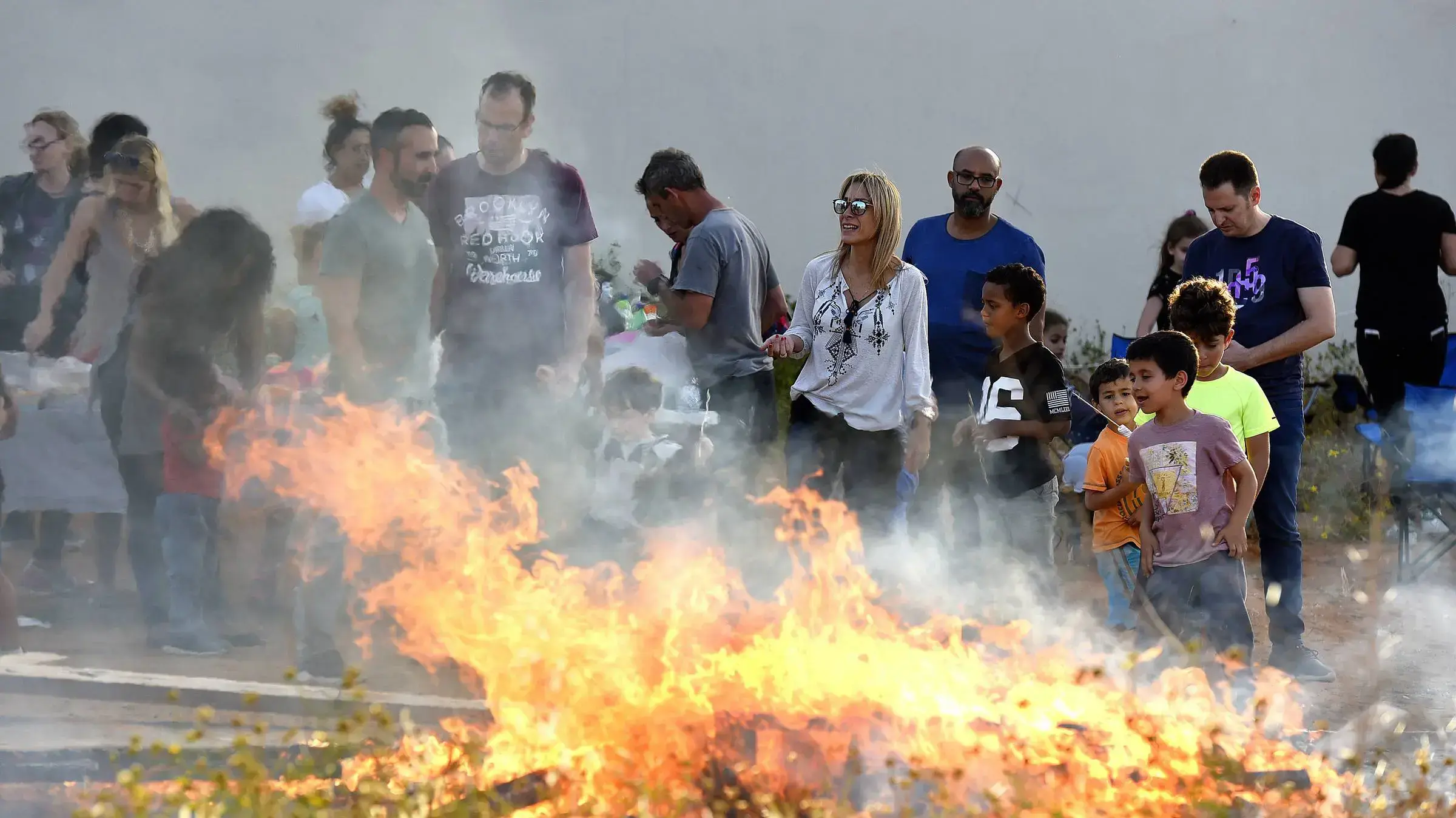 מדורות ראשונות של ל"ג בעומר בפתח תקווה תקווה לפני שהתקבלה החלטת ממשלה בעניין 8 במאי 2017