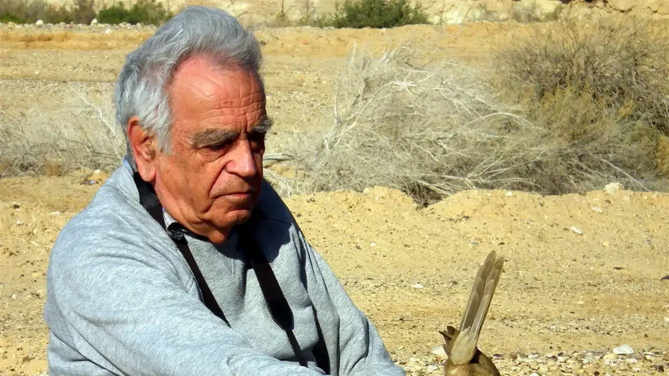 פרופ' אמוץ זהבי, ממייסדי החברה להגנת הטבע, עם זנבנים פרופ' אמוץ זהבי, ממייסדי החברה להגנת הטבע, עם זנבנים