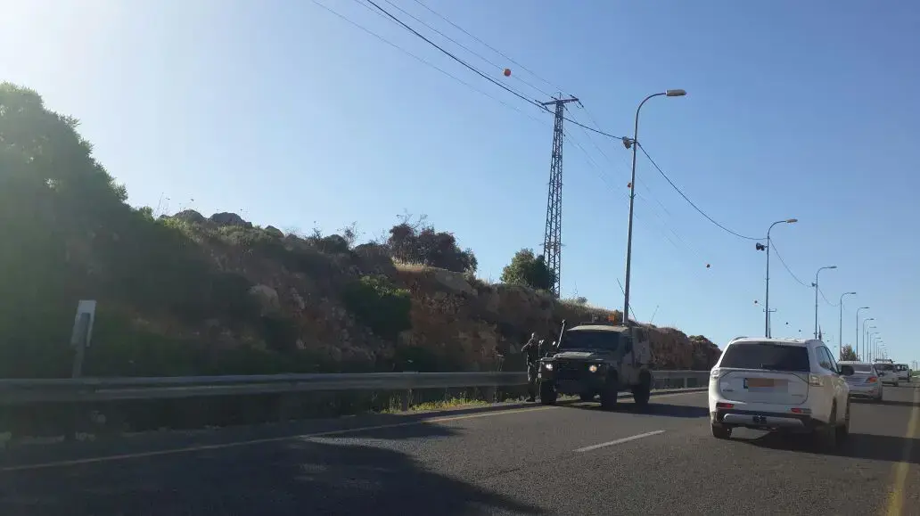 שני מתנחלים מתוחקרים לאחר שיאו לעבר מיידה אבנים פלסטיניים ופצעו אותו 17 במאי 2017 שני מתנחלים מתוחקרים לאחר שיאו לעבר מיידה אבנים פלסטיניים ופצעו אותו 17 במאי 2017