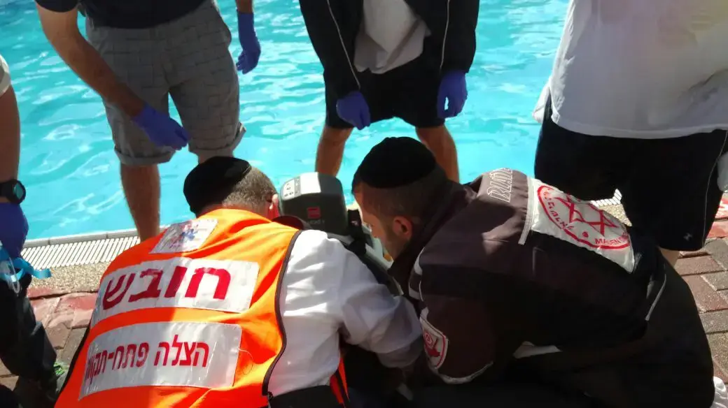 נער בן 13 טבע בבריכה בפתח תקווה. 19 במאי 2017 נער בן 13 טבע בבריכה בפתח תקווה. 19 במאי 2017