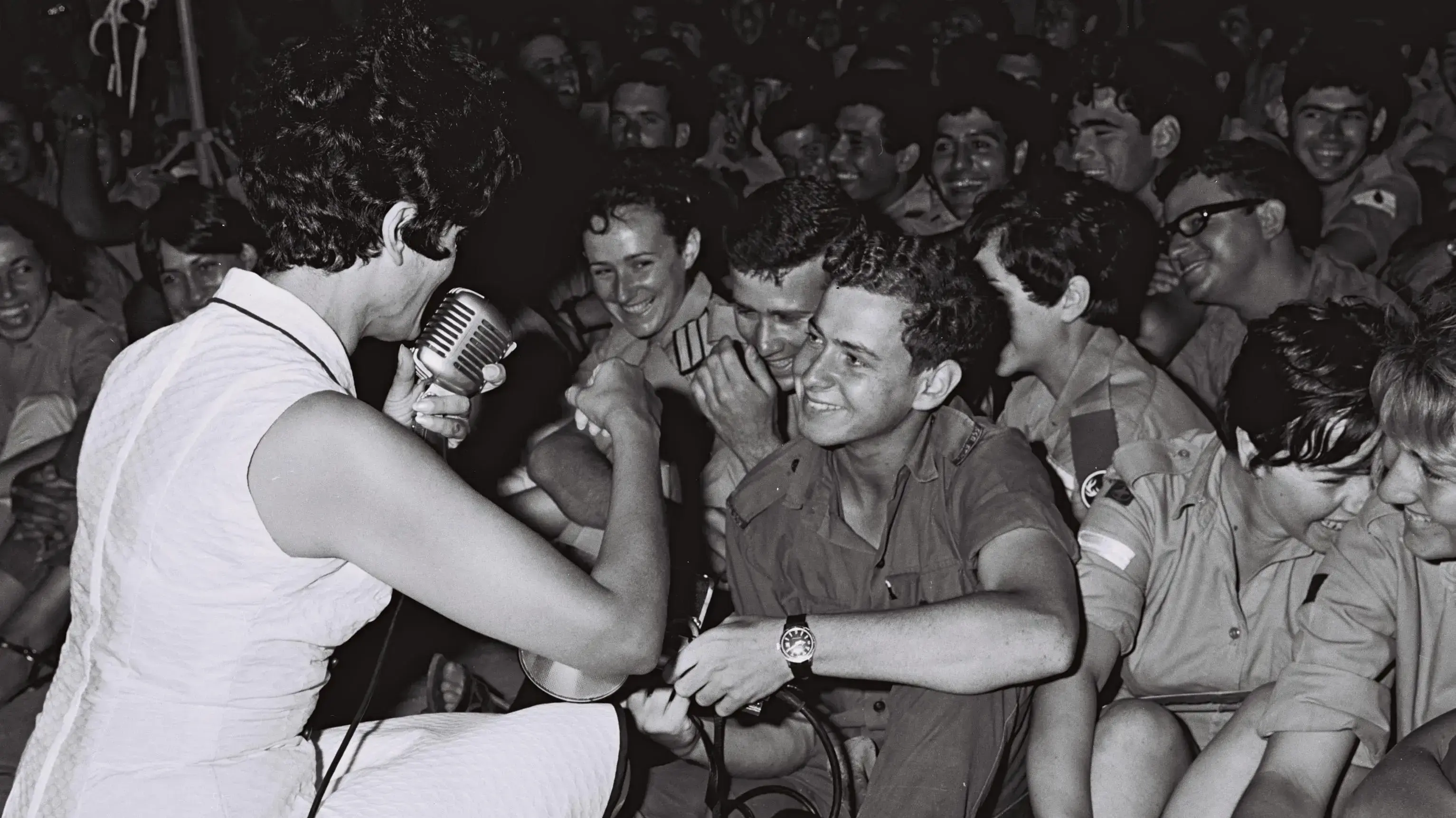 יפה ירקוני מופיעה בפני חיילים בשנת 1967 יפה ירקוני מופיעה בפני חיילים בשנת 1967