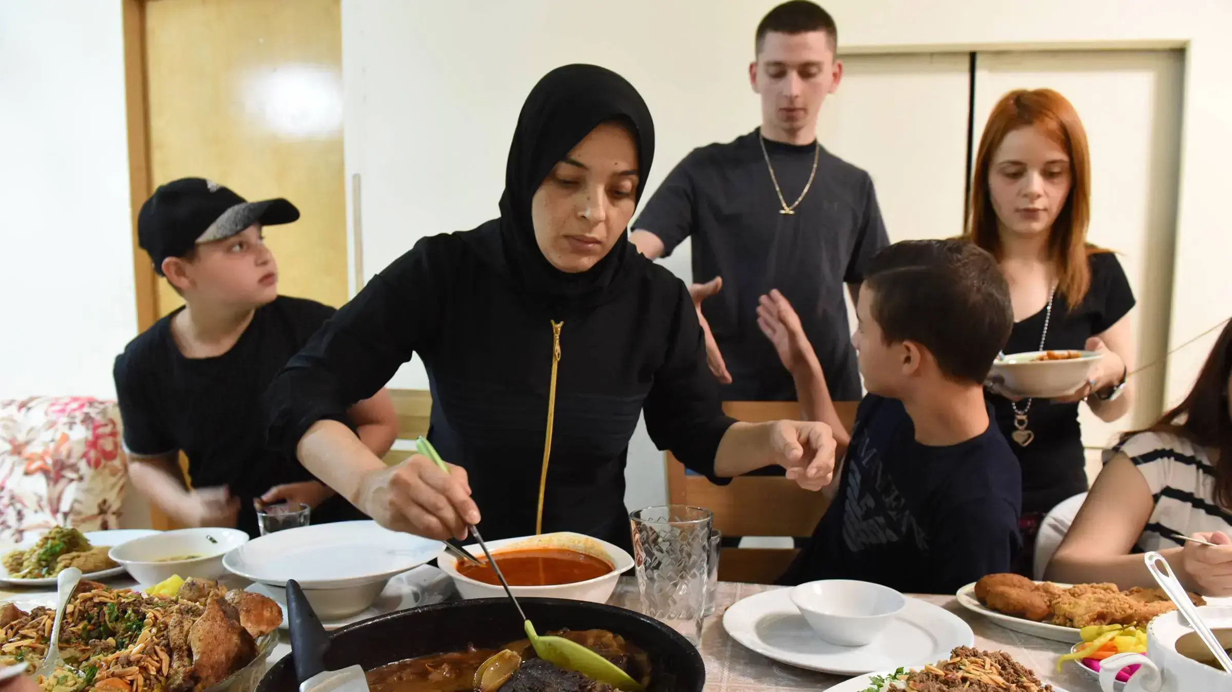 משפחת עבד מג'לג'וליה לפניי סעודת שבירת צום הרמדאן, 28 במאי 2017
