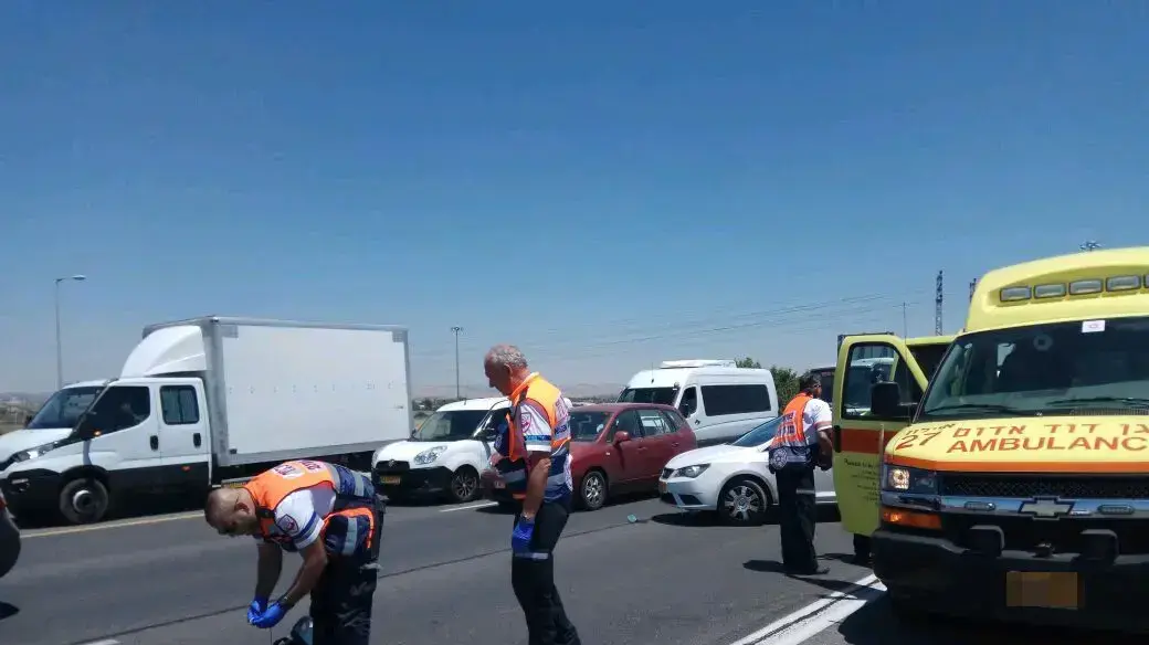 רוכב שנפגע מרכב בכביש 1 סמוך למחלף לוד לכיוון נתב"ג 28 במאי 2017 רוכב שנפגע מרכב בכביש 1 סמוך למחלף לוד לכיוון נתב"ג 28 במאי 2017