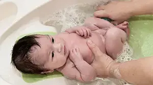 תינוק עושה אמבטיה תינוק עושה אמבטיה