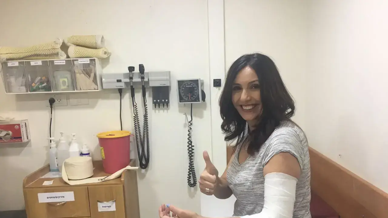 השרה מירי רגב ששברה ידה, טופלה במיון 'טרם' בטיילת בירושלים 7 ביוני 2017 השרה מירי רגב ששברה ידה, טופלה במיון 'טרם' בטיילת בירושלים 7 ביוני 2017
