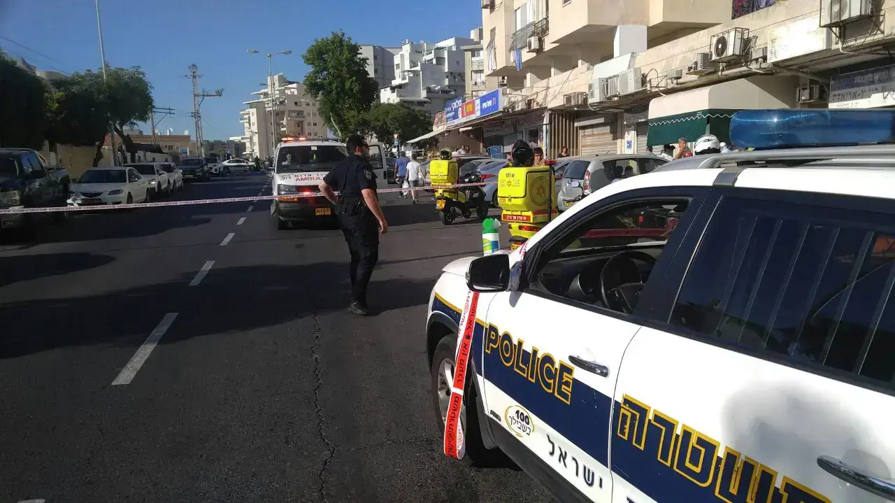 אדם בן 30 נדקר ברחוב אבא סילבר באשדוד, 7 ביוני 2017 אדם בן 30 נדקר ברחוב אבא סילבר באשדוד, 7 ביוני 2017