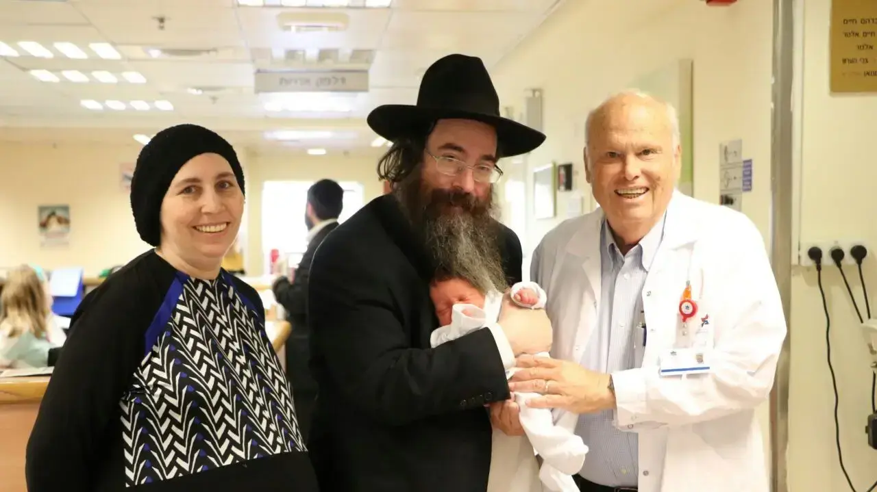 שיא ישראלי ועולמי. עטרה פלנר, בעלה, התינוק שמואל ופרופ' ברי קפלן שיא ישראלי ועולמי. עטרה פלנר, בעלה, התינוק שמואל ופרופ' ברי קפלן