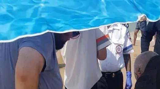מאמצי החייאה של מד"א בצעיר בן 19 שטבע בחוף הקשתות באשדוד מאמצי החייאה של מד"א בצעיר בן 19 שטבע בחוף הקשתות באשדוד