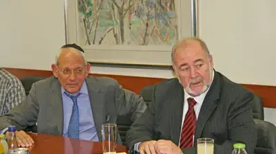 שר האוצר אברהם הירשזון נפגש היום עם נשיאי הקונגרס היהודי העולמי המבקרים בישראל (יצחק אלהרר) שר האוצר אברהם הירשזון נפגש היום עם נשיאי הקונגרס היהודי העולמי המבקרים בישראל (יצחק אלהרר)