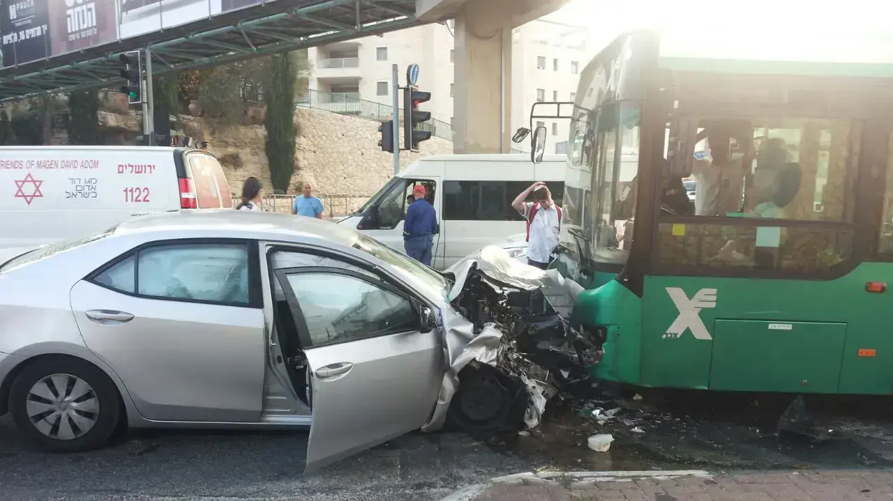 גבר כבן 60 נהרג בתאונה בין כלי רכב פרטי לאוטובוס ברחוב גולומב שבירושלים, 15 ביוני 2017 גבר כבן 60 נהרג בתאונה בין כלי רכב פרטי לאוטובוס ברחוב גולומב שבירושלים, 15 ביוני 2017