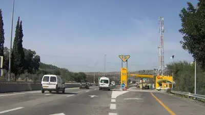 שלט פרסומת של פז שהוסר מכביש מספר אחת ( צילום - המועצה הלאומית לבטיחות בדרכים ) שלט פרסומת של פז שהוסר מכביש מספר אחת ( צילום - המועצה הלאומית לבטיחות בדרכים )