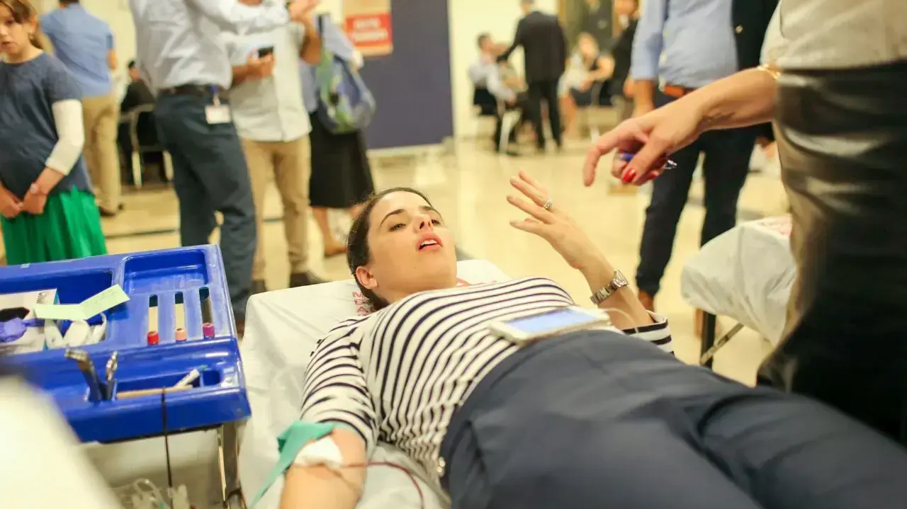 שר החינוך נפתלי בנט ושרת המשפטים איילת שקד תורמים דם 26 ביוני 2017 שר החינוך נפתלי בנט ושרת המשפטים איילת שקד תורמים דם 26 ביוני 2017