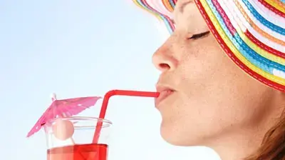 נערה לוגמת קוקטייל נערה לוגמת קוקטייל