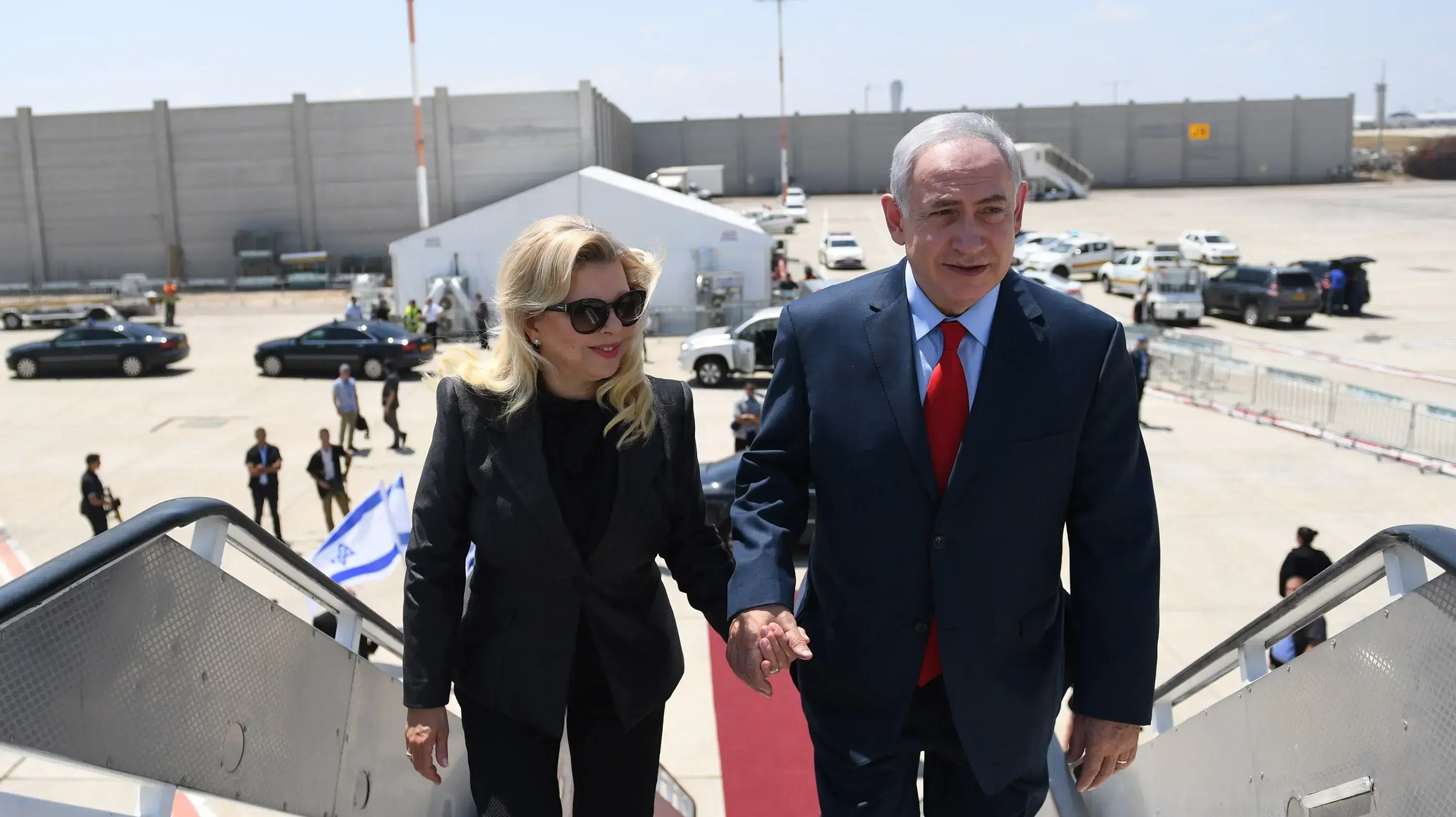 בנימין נתניהו ושרה נתניהו ממריאים לביקור בצרפת, 30 ביוני 2017 בנימין נתניהו ושרה נתניהו ממריאים לביקור בצרפת, 30 ביוני 2017
