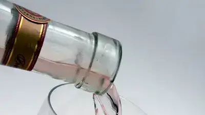 יין רוזה נמזג לכוס יין רוזה נמזג לכוס