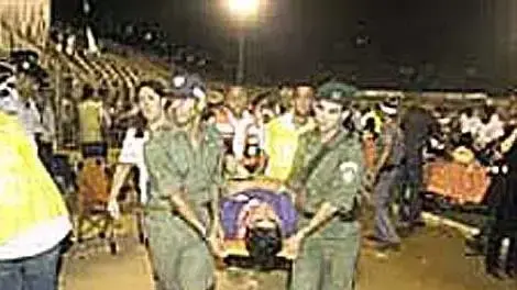 פינוי הפצועים במשחק ההכתרה של מכבי חיפה (הארץ) פינוי הפצועים במשחק ההכתרה של מכבי חיפה (הארץ)