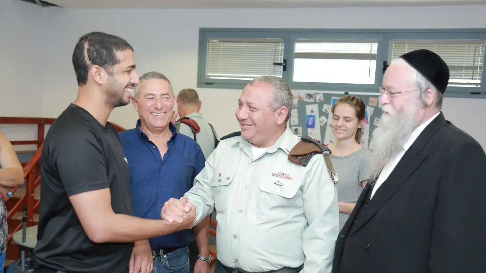חברי פורום המטה הכללי עם מאור משה, שוטר מג"ב שנפצע אנוש בפיגוע בירושלים חברי פורום המטה הכללי עם מאור משה, שוטר מג"ב שנפצע אנוש בפיגוע בירושלים