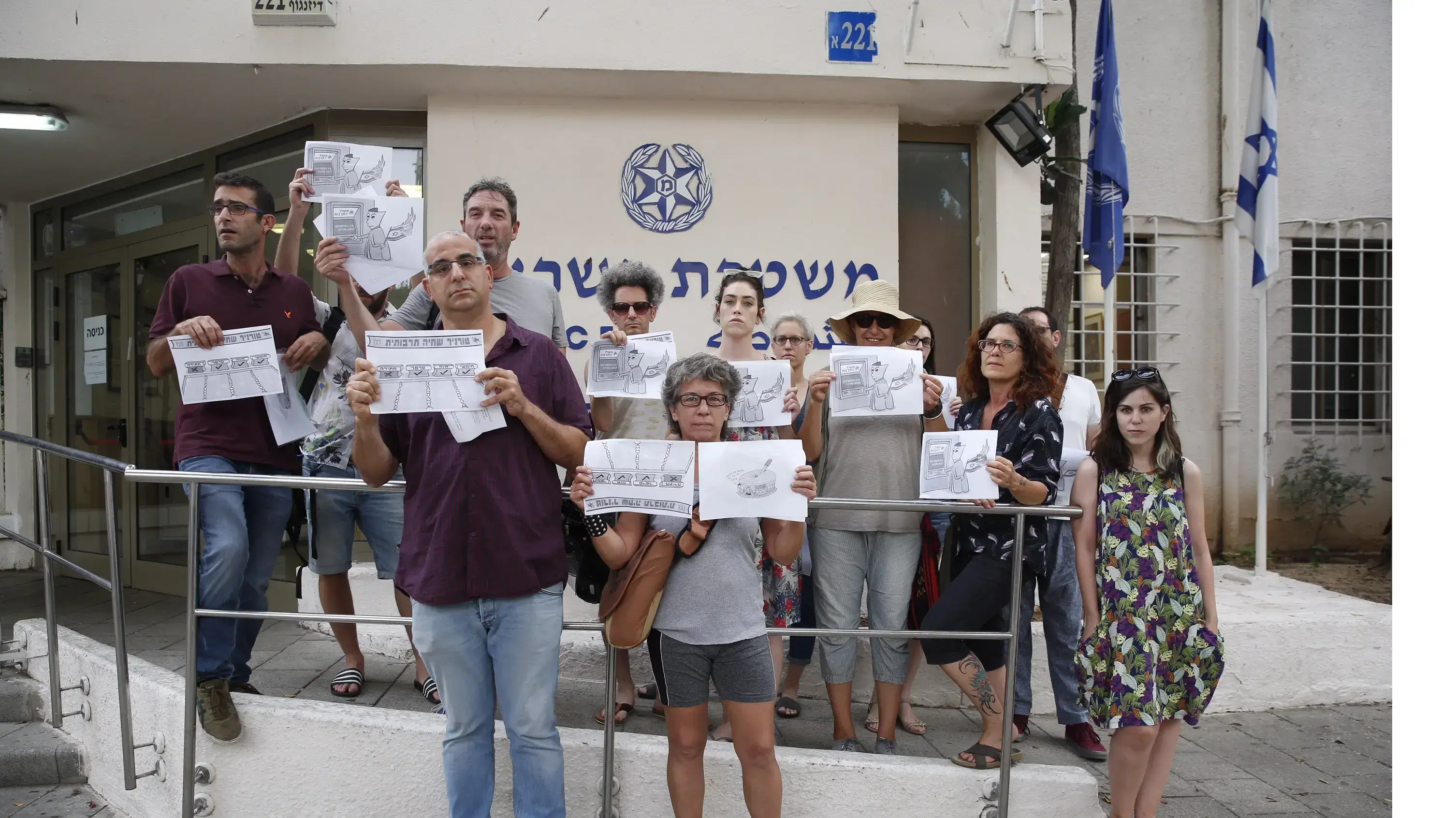 יוצרים ואמנים רגע לפני כניסתם למשטרה בתל אביב להגשת תלונה כנגד שרת התרבות מירי רגב בטענה ל"הסתה ואיומים" מצדה יוצרים ואמנים רגע לפני כניסתם למשטרה בתל אביב להגשת תלונה כנגד שרת התרבות מירי רגב בטענה ל"הסתה ואיומים" מצדה