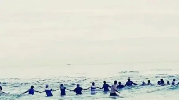 אזרחים הצילו משפחה שטבעה בחוף פנמה סיטי, פלורידה, 9 ביולי 2017 אזרחים הצילו משפחה שטבעה בחוף פנמה סיטי, פלורידה, 9 ביולי 2017