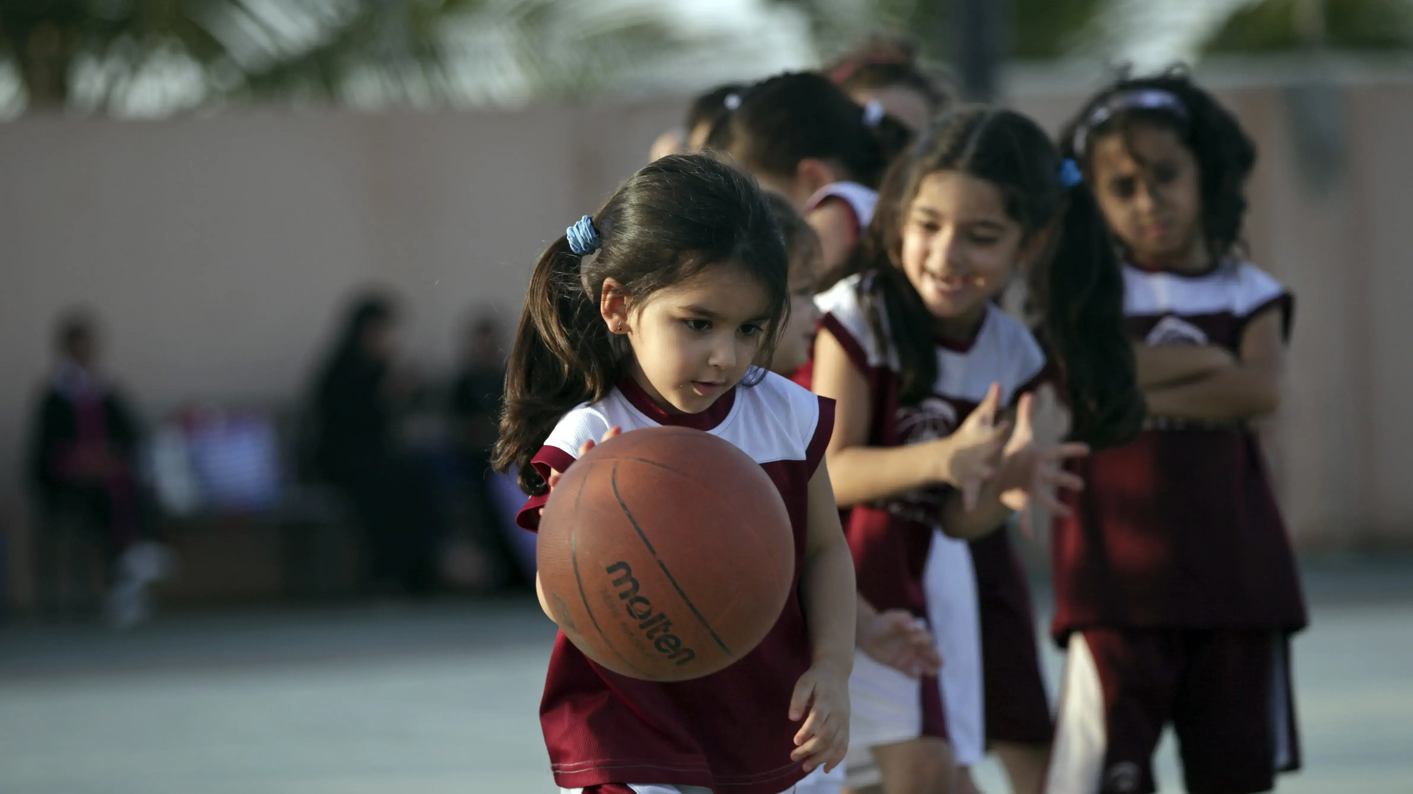 ילדות משחקות כדורסל בעיר ג'דה, ערב הסעודית, מאי 2014 ילדות משחקות כדורסל בעיר ג'דה, ערב הסעודית, מאי 2014