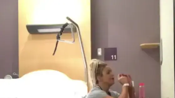 אמא בחדר לידה עושה סקוואט אמא בחדר לידה עושה סקוואט