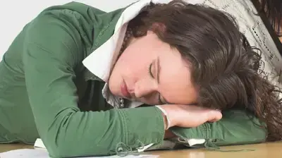 תלמידה ישנה בכיתה תלמידה ישנה בכיתה