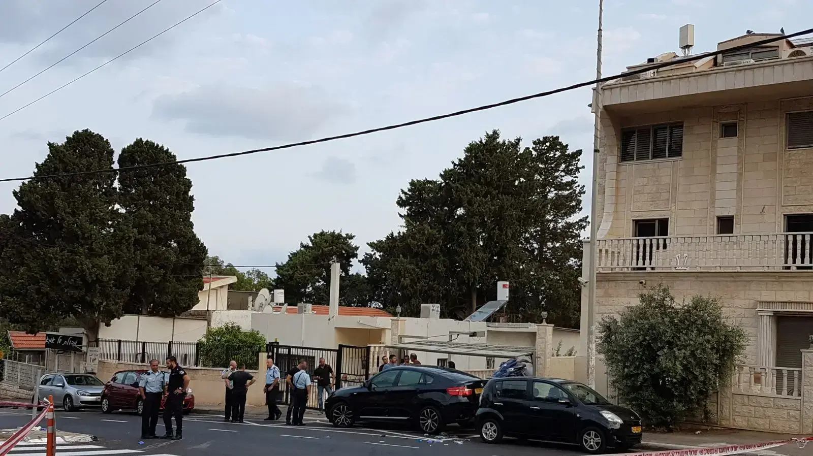 זירת הרצח של גבר כבן 40 שנורה ברכבו ברחוב העוגן בחיפה זירת הרצח של גבר כבן 40 שנורה ברכבו ברחוב העוגן בחיפה
