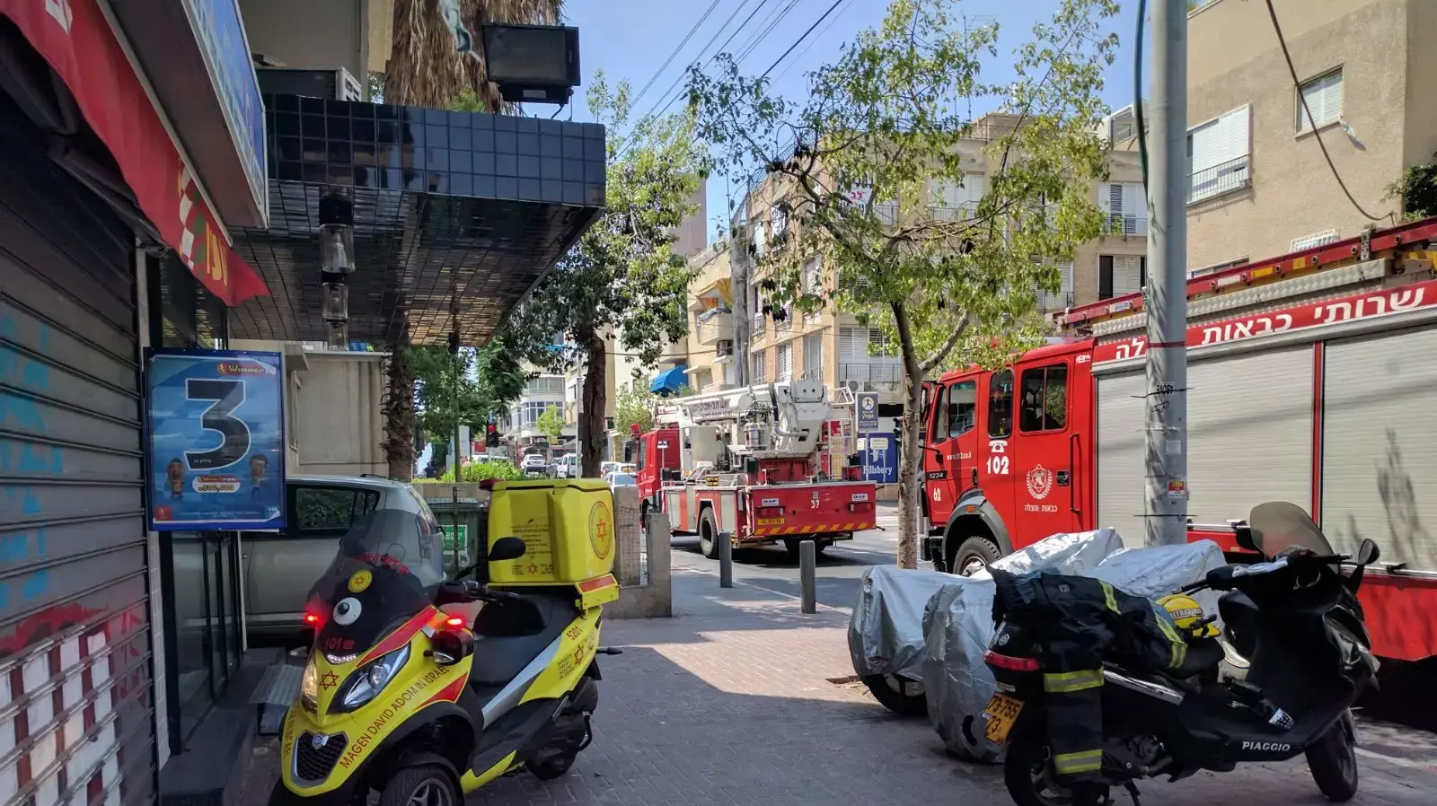 גבר כבן 50 נפצע באורח אנוש בשריפה ברחוב בוגרשוב בתל אביב גבר כבן 50 נפצע באורח אנוש בשריפה ברחוב בוגרשוב בתל אביב