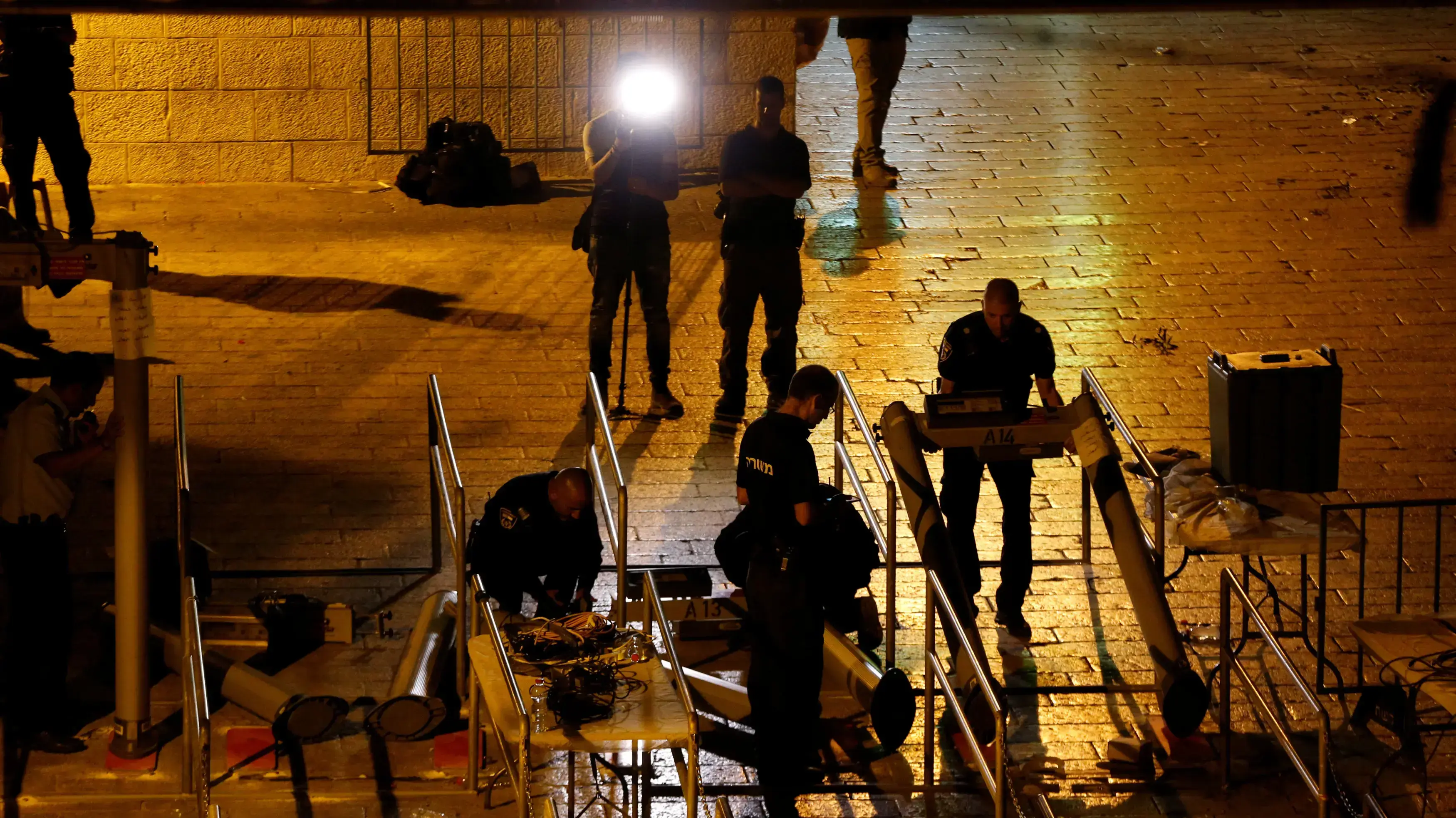 כוחות הביטחון מסירים את המגנומטרים שהוצבו במחתם הר הבית כוחות הביטחון מסירים את המגנומטרים שהוצבו במחתם הר הבית