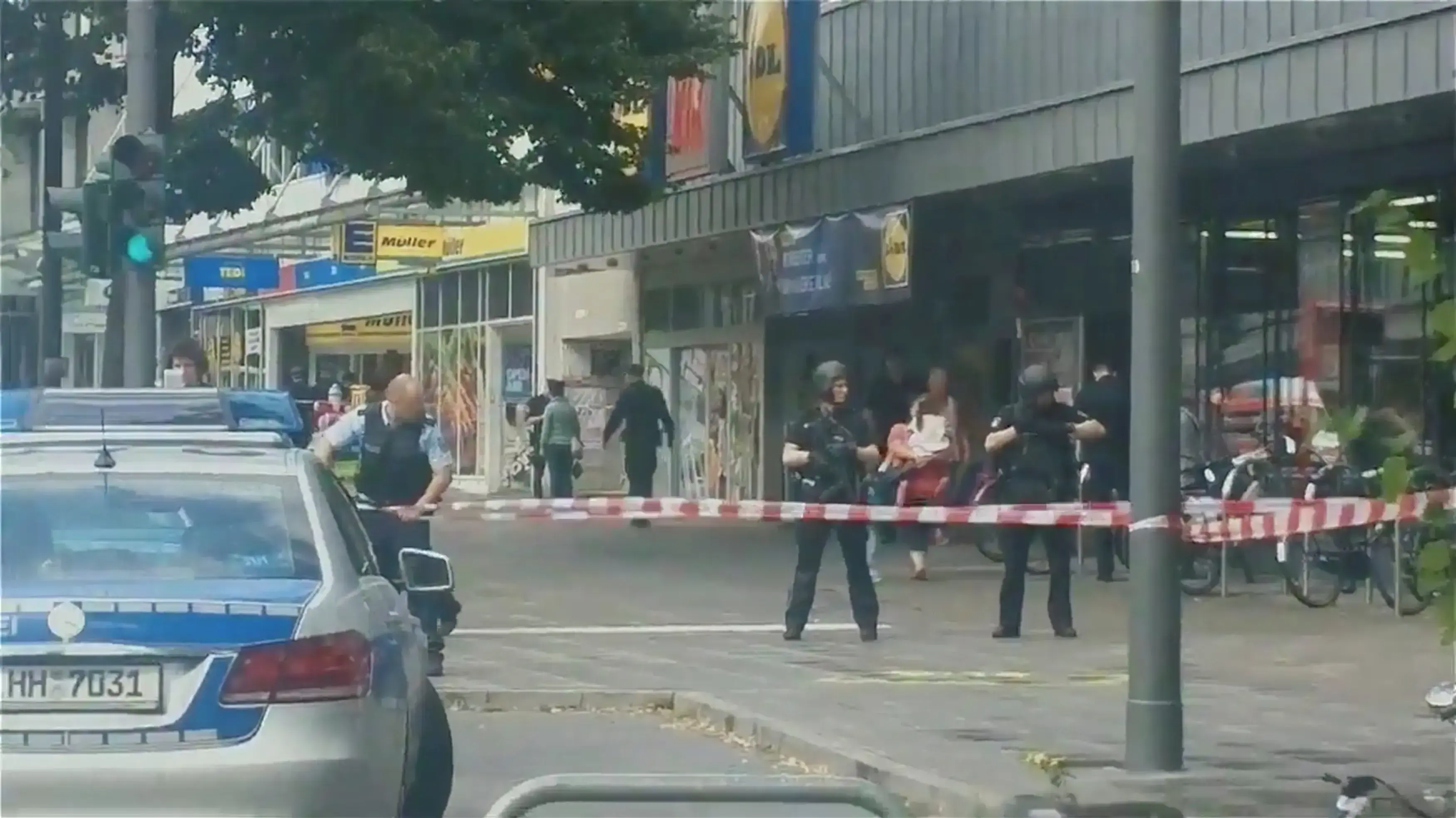 זירת אירוע דקירה בסופרמרקט בהמבורג, גרמניה. 28 ביולי 2017 זירת אירוע דקירה בסופרמרקט בהמבורג, גרמניה. 28 ביולי 2017