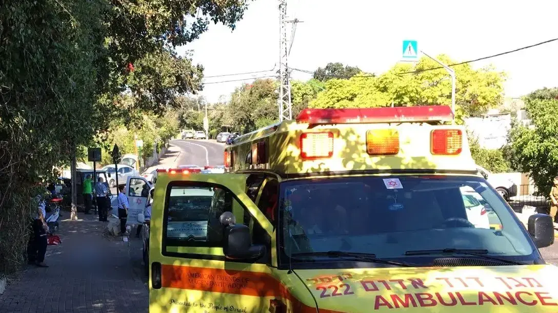 הולכת רגל שנפגעה מרכב ברחוב השקדים בקרית טבעון הולכת רגל שנפגעה מרכב ברחוב השקדים בקרית טבעון