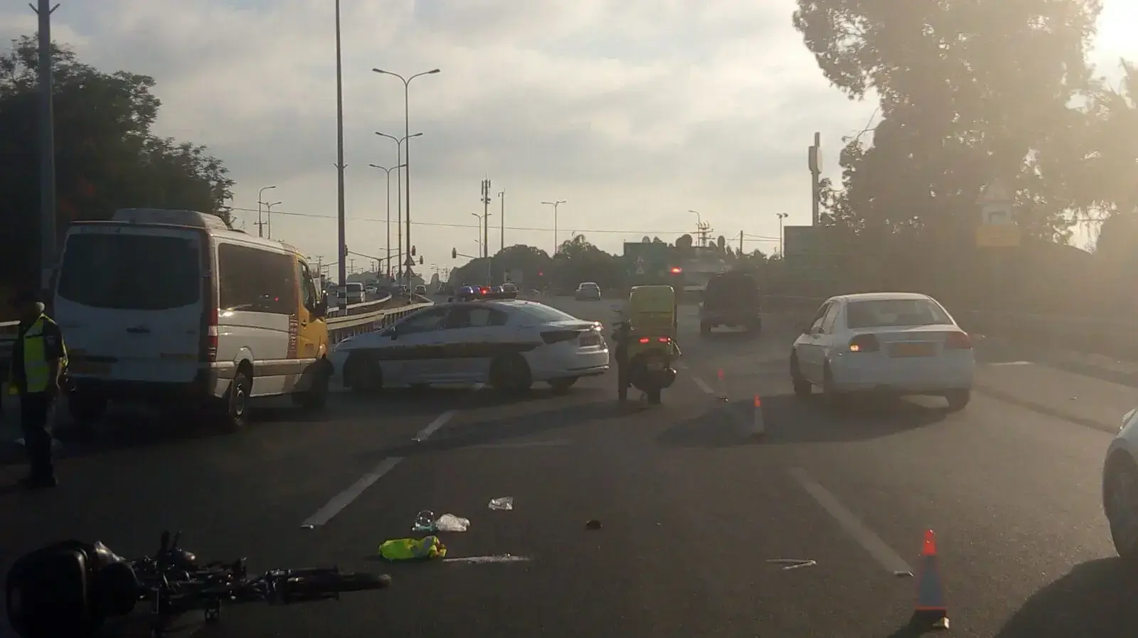 רוכב אופניים חשמליים שנפגע מרכב בכביש 40 סמוך לצומת ביל''ו. רוכב אופניים חשמליים שנפגע מרכב בכביש 40 סמוך לצומת ביל''ו.