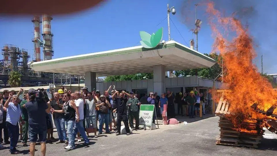 עובדי חיפה כימיקלים דרום הקימו מאהל מחאה בתוך המפעל ומתבצרים בו 2 באוגוסט 2017 עובדי חיפה כימיקלים דרום הקימו מאהל מחאה בתוך המפעל ומתבצרים בו 2 באוגוסט 2017