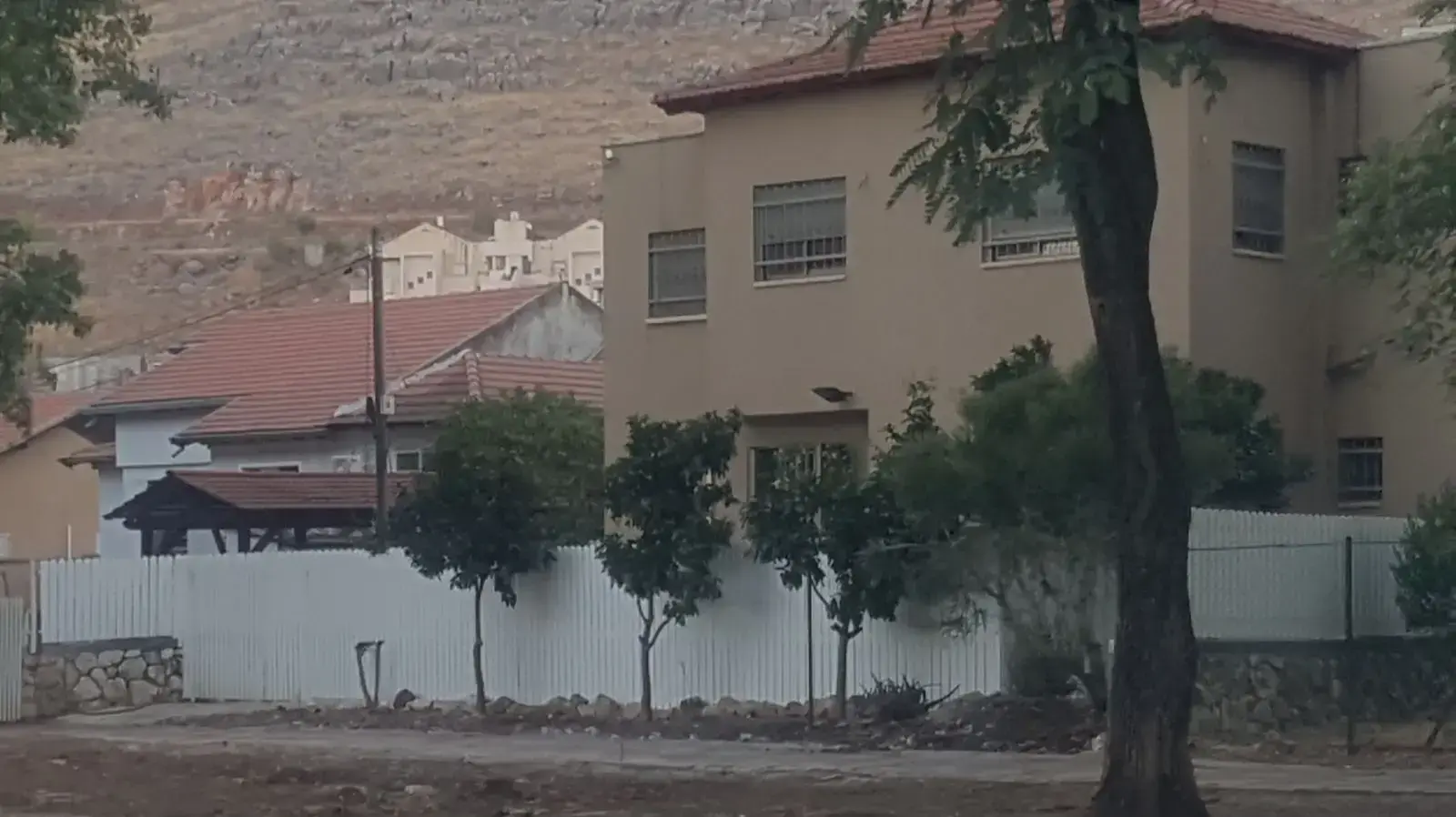 הגדר שראש עיריית קרית שמונה, ניסים מלכה בנה באופן לא חוקי בביתו אוגוסט 2017 הגדר שראש עיריית קרית שמונה, ניסים מלכה בנה באופן לא חוקי בביתו אוגוסט 2017