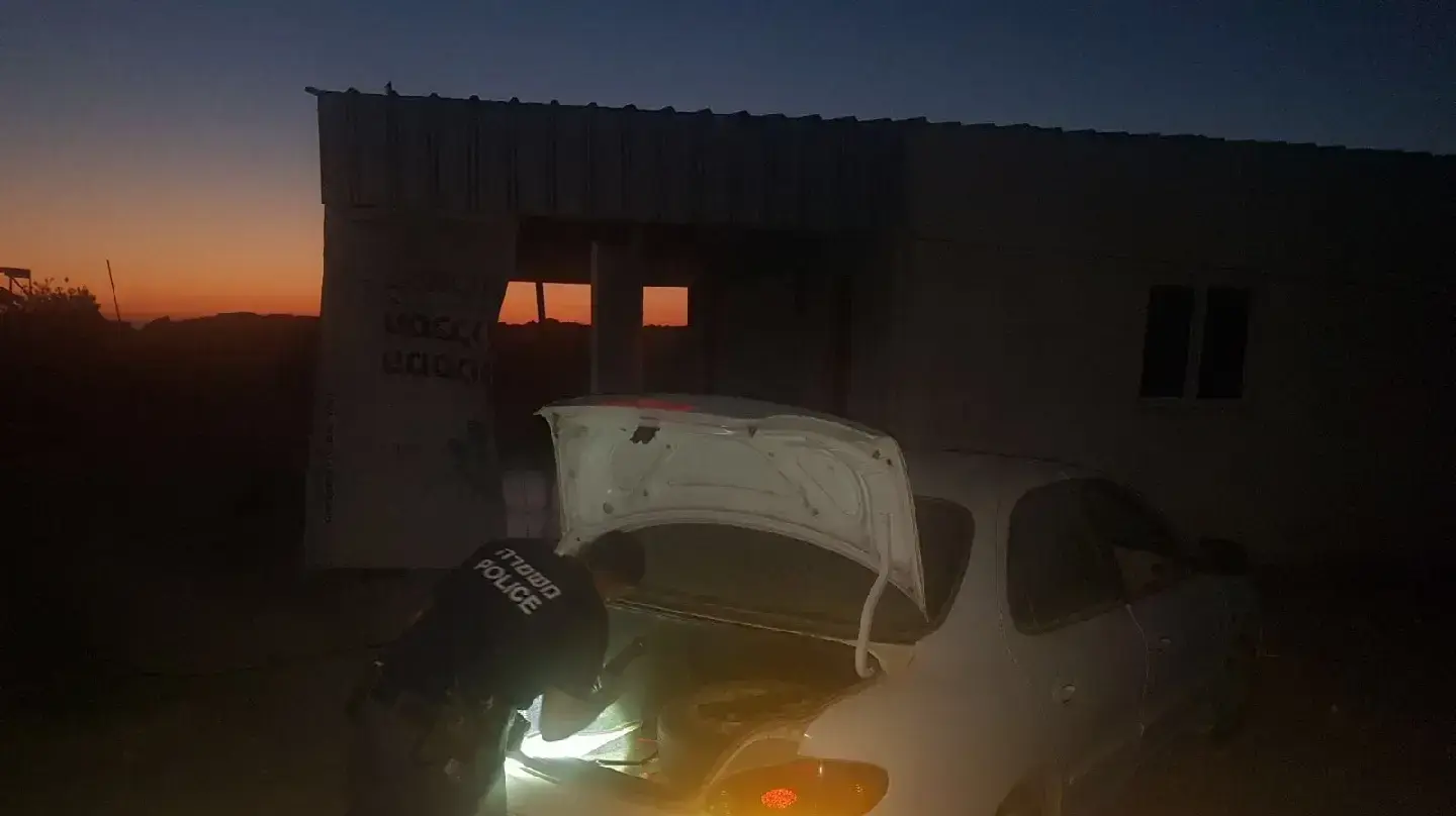 שוטרי השיטור הקהילתי של משטרת ישראל איתרו בפזורת שגב שלום את הרכב ממנו חולץ הילד כבן 5 ופונה במצב אנוש לבית החולים שוטרי השיטור הקהילתי של משטרת ישראל איתרו בפזורת שגב שלום את הרכב ממנו חולץ הילד כבן 5 ופונה במצב אנוש לבית החולים
