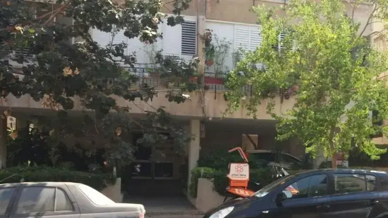 הזירה בה נפל מקרר על אדם בראשון לציון 13 באוגוסט 2017 הזירה בה נפל מקרר על אדם בראשון לציון 13 באוגוסט 2017