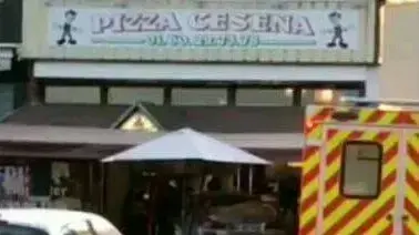 רכב התנגש בפיצרייה בעיר ספט-סורט שבמחוז סן א-מר בצרפת, גוסוט 2017 רכב התנגש בפיצרייה בעיר ספט-סורט שבמחוז סן א-מר בצרפת, גוסוט 2017
