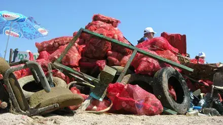 זבל במפרץ אילת (רואי ברנע) זבל במפרץ אילת (רואי ברנע)