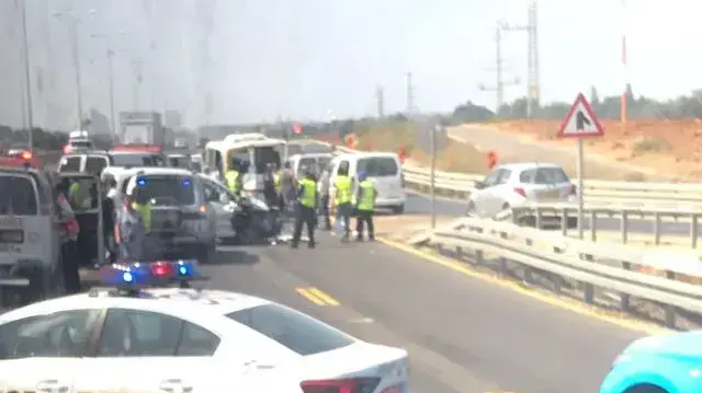 עשרה בני אדם נפצעו בתאונת דרכים בכביש החוף בתום מרדף משטרתי, 17 באוגוסט 2017 עשרה בני אדם נפצעו בתאונת דרכים בכביש החוף בתום מרדף משטרתי, 17 באוגוסט 2017